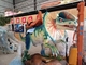 Çocuklar Eğlence Ekipmanları İçin Tema Parkı Dinozoruna Biniyor